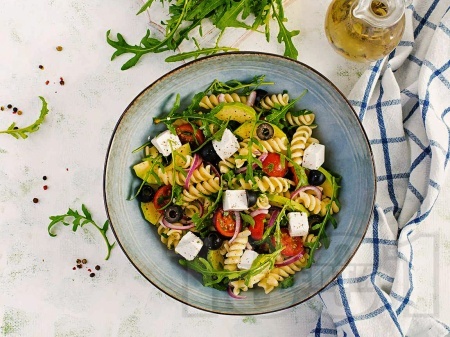 Салата с чери домати, макарони, маслини, рукола и сирене - снимка на рецептата